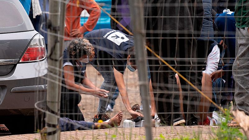 Ocho heridos y 15 detenidos tras un enfrentamiento en un campo de migrantes en Tenerife