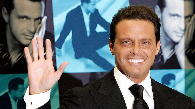 Luis Miguel cumple 51 años con una serie y una biografía que escarban en las 'miserias' de su vida