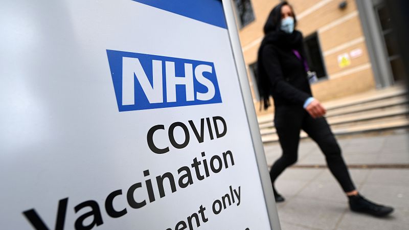 El Reino Unido recomienda ofrecer vacunas alternativas a AstraZeneca para menores de 30 años