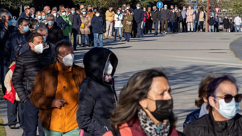 Desconcierto y enfado en Castilla y León, a las puertas de la vacunación con AstraZeneca: "Estamos hasta las narices"