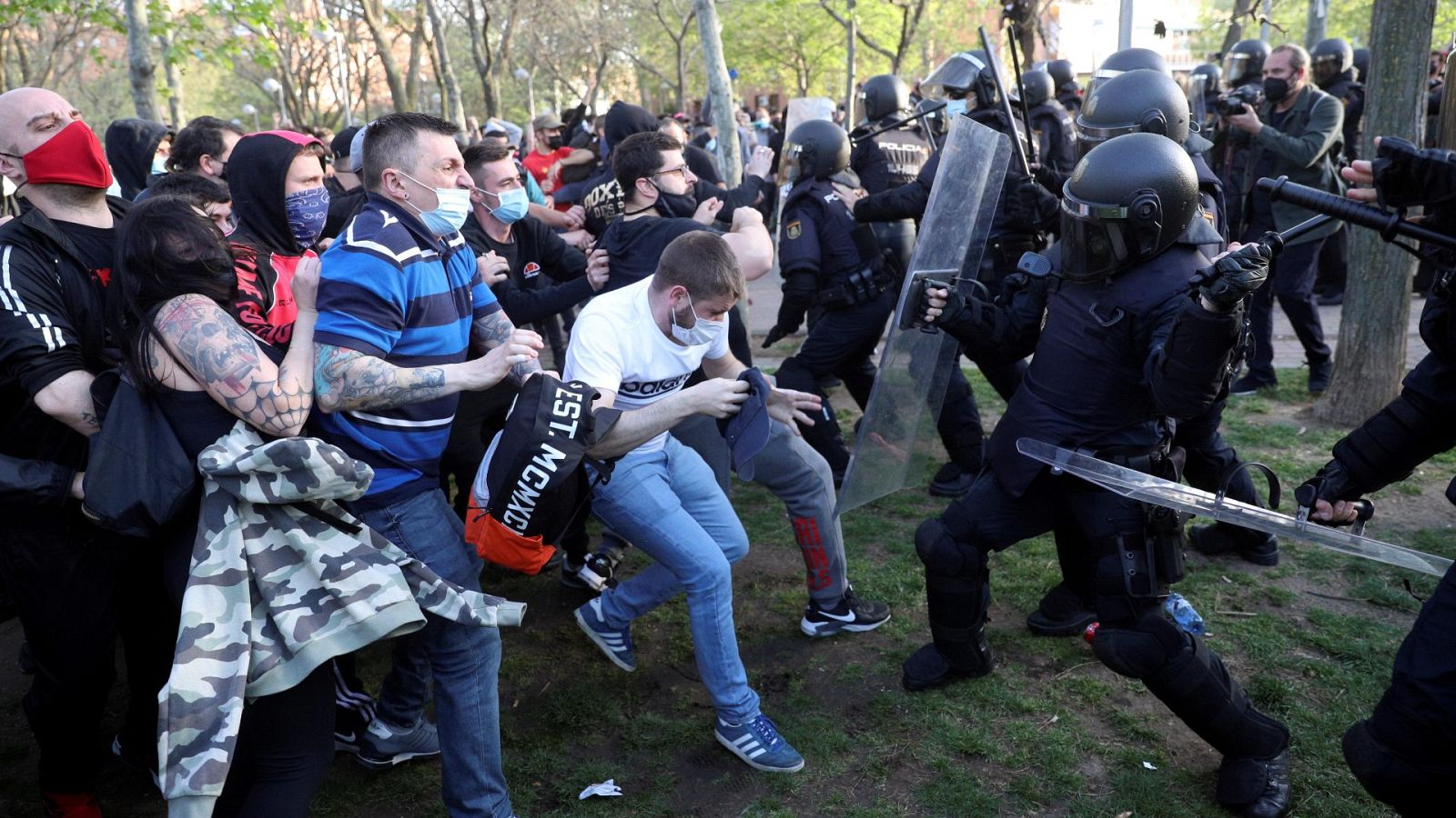 Dos detenidos y 35 heridos en los disturbios por el mitin de Abascal y Monasterio en Vallecas