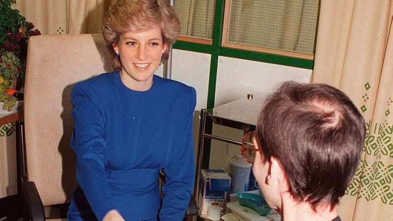Diana de Gales da la mano a un enfermo de sida: han pasado 34 años desde que esta fotografía dio la vuelta al mundo