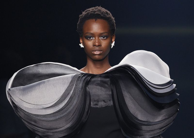 Isabel Sanchís traslada de Valencia a Madrid su sofisticada, potente e imponente costura