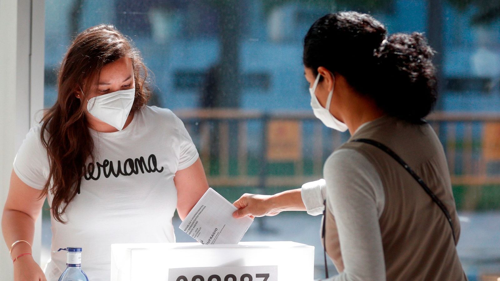 El izquierdista Castillo irrumpe con fuerza en las elecciones de Perú