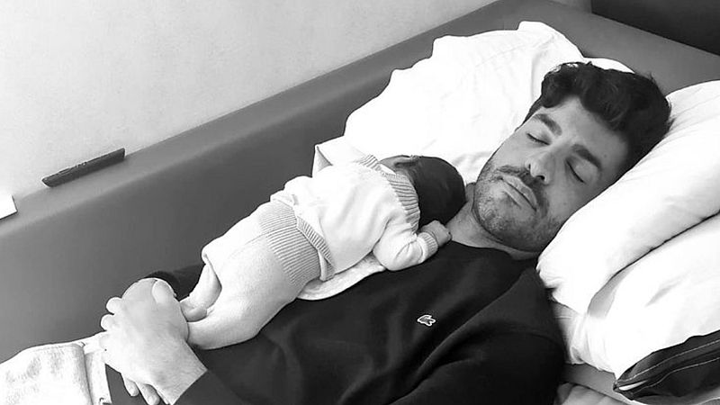 Paula Echevarría enseña la foto más tierna de sus dos 'Migueles', que son "como dos gotitas de agua"