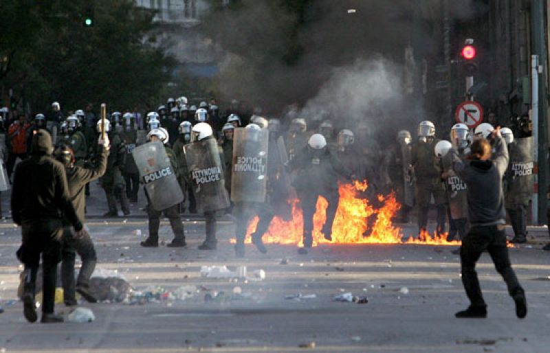 Enfrentamientos entre algunos jóvenes y la policía frente al Parlamento en Grecia