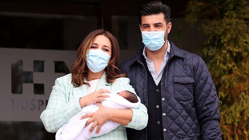 Paula Echevarría y Miguel Torres posan por primera vez con su hijo Miguel Jr