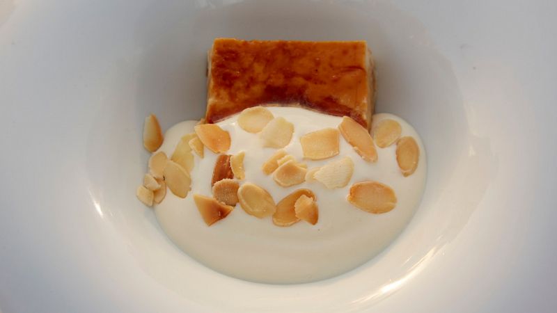 Receta de pudding de ensaimada de Mallorca con crema de leche de almendra
