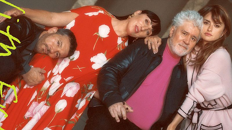 Pedro Almodóvar, Antonio Banderas, Penélope Cruz y Rossy de Palma charlan de amistad en la mesa camilla