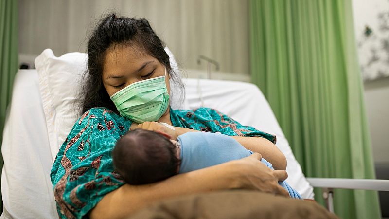 Embarazo y COVID-19: la madre protege al bebé de la infección y puede transmitirle anticuerpos