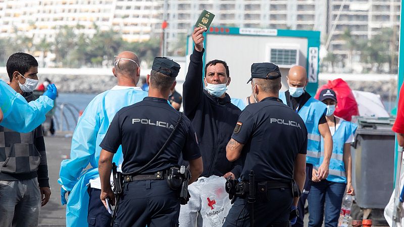 Un juez ordena a la Policía que no impida a los migrantes viajar desde Canarias a la Península