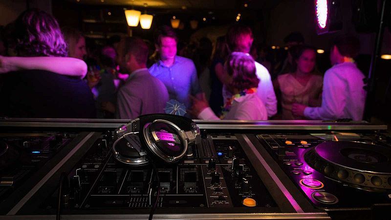 Les empreses de l'oci nocturn es preparen per reobrir a l'estiu