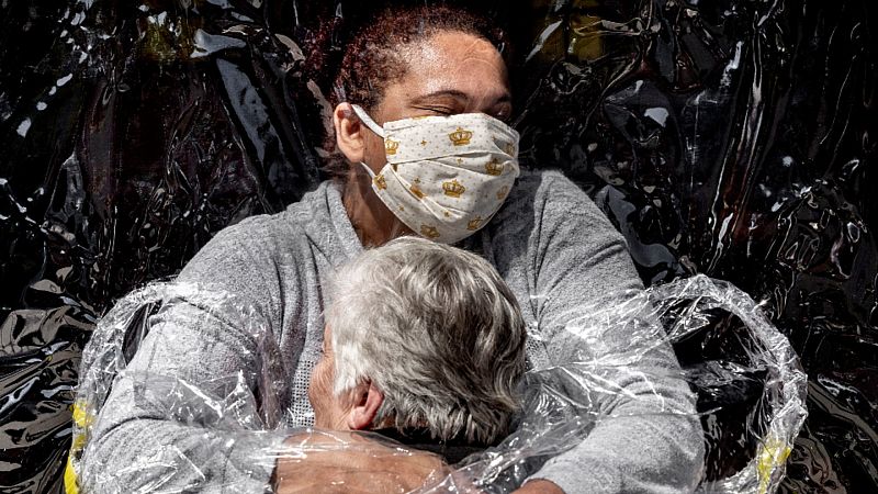 El primer abrazo de la pandemia gana el premio a la foto del año en el World Press Photo