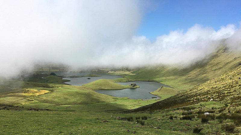 Viajar a las Islas Azores: Cocido volcánico, barranquismo y ballenas azules