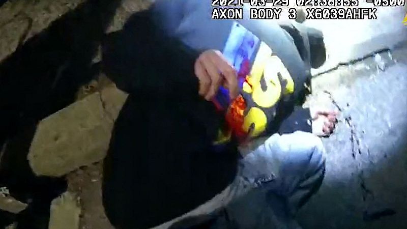 Nuevo caso de violencia policial en Estados Unidos: matan de un disparo a un niño latino que tenía los brazos en alto