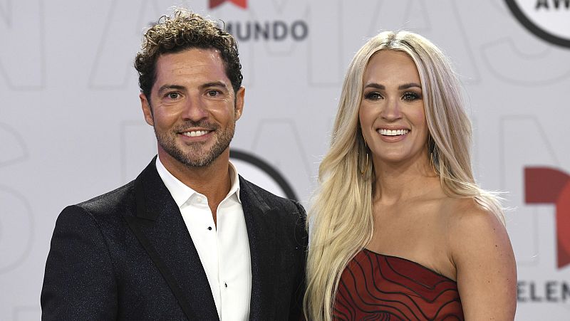 David Bisbal arrasa en los Latin AMAs, del brazo de Carrie Underwood y cantando en inglés