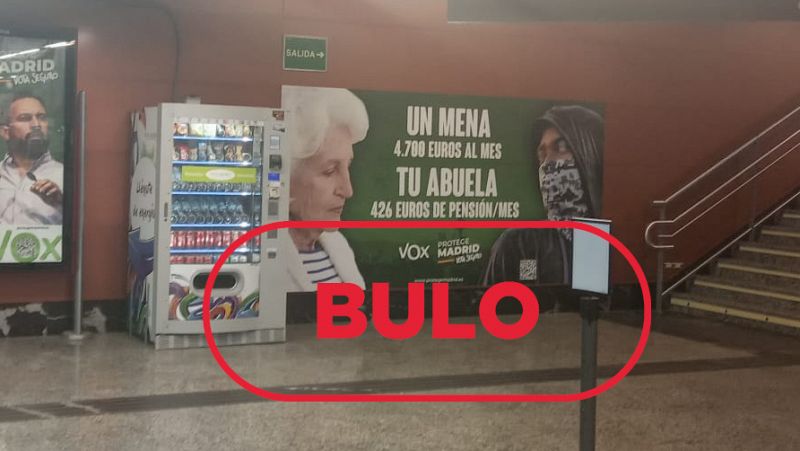 Hermosa mujer musulmana en ropa formal y hijab haciendo compras en línea  con tarjeta de crédito y smartphone. Señorita de pie cerca del edificio de  oficinas y disfrutando de un pago fácil