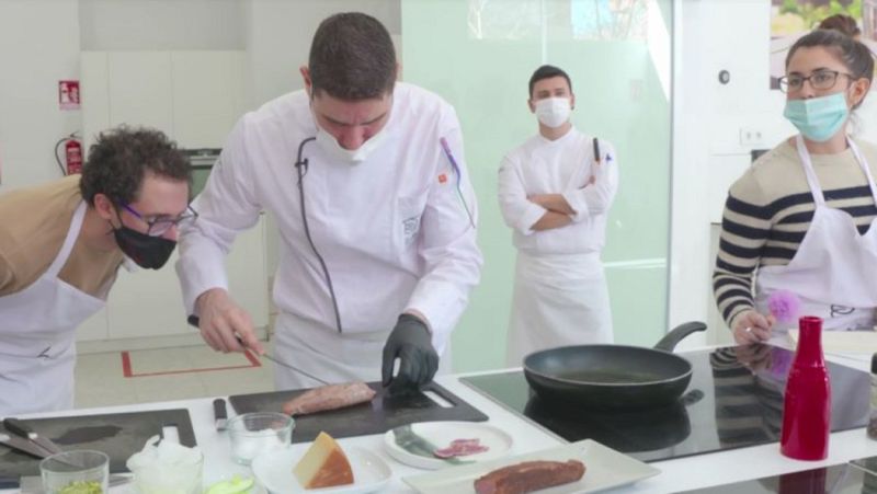 Los aspirantes reciben una clase de emplatados y despiece de alimentos