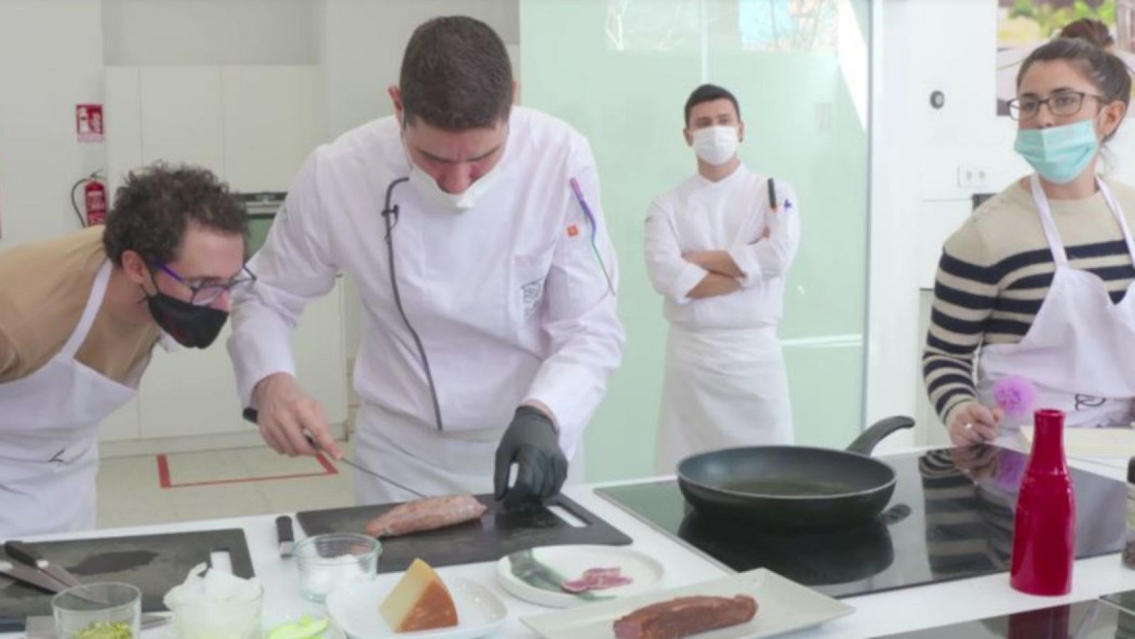 Los aspirantes reciben una clase de emplatados y despiece de alimentos