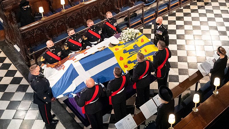 La familia real británica despide al duque de Edimburgo en un funeral íntimo y sin público