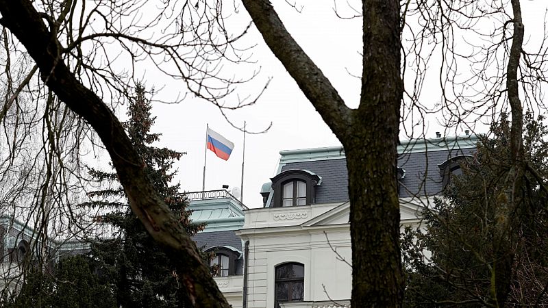 El Gobierno checo expulsa por espionaje a 18 empleados de la embajada rusa
