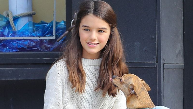 Suri Cruise cumple 15 años lejos de su padre y arropada por su madre