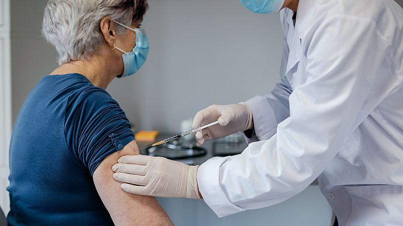 Las personas inmunizadas gracias a la vacuna ya superan a los casos oficiales de coronavirus en España