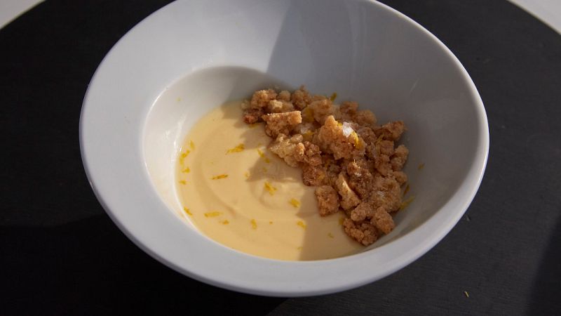 Receta de natillas con crumble de limón y bizcocho