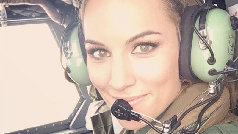 Edurne nos sorprende con uniforme y a los mandos de un avión del Ejército del Aire