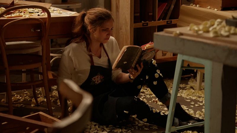 Julia destroza el taller en un ataque de ira