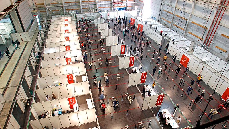 Doce horas vacunando para llegar al 70% de inmunización: hablamos con las sanitarias