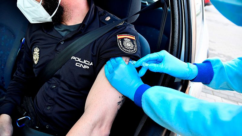 El Gobierno asumirá la vacunación de policías y guardias civiles en Cataluña por los retrasos