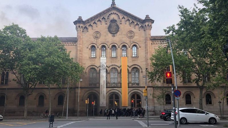 Els manifestants de la UB aconsegueixen negociar amb els rectors i abandonen l'edifici