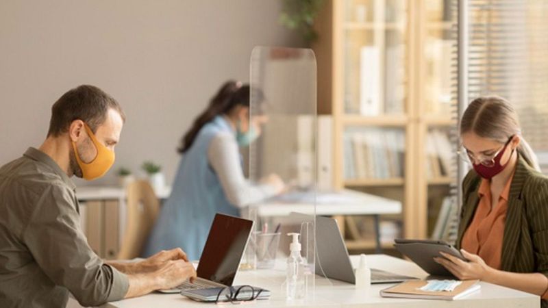 Les empreses s'ofereixen per a vacunar a les seves plantilles en un mes