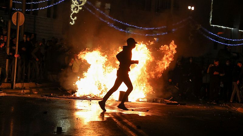 Fuertes altercados entre los palestinos y la policía israelí en el corazón Jerusalén