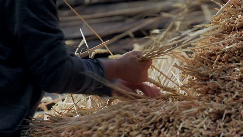 El teitador de pallozas, un oficio ancestral a punto de extinguirse