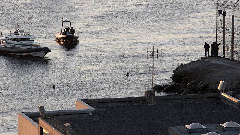 Al menos 80 inmigrantes marroquíes llegan a nado a Ceuta