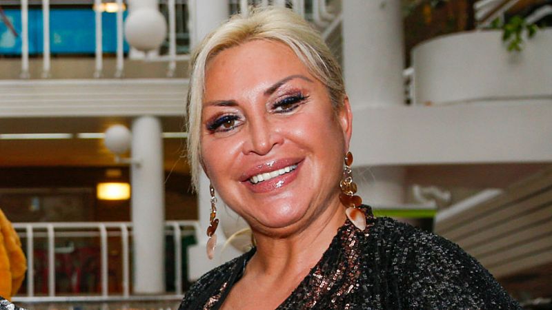 Raquel Mosquera sale del hospital, muda y oculta bajo una manta... ¿Se enfrentará ahora a Rocío Carrasco?