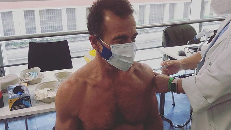 Alessandro Lequio se descamisa y luce pectorales para vacunarse
