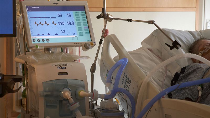 Las nuevas variantes disparan el riesgo de hospitalización y UCI en adultos de mediana edad, según un estudio europeo