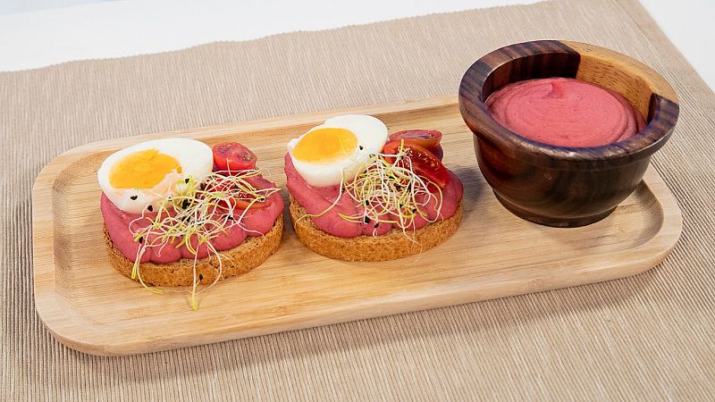 Tostadas integrales con hummus de remolacha, huevo y tomate