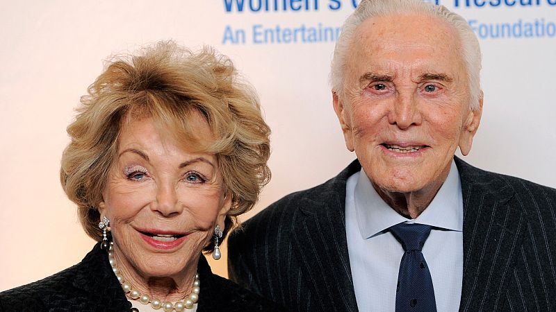Muere Anne Douglas, segunda mujer de Kirk Douglas, a los 102 años