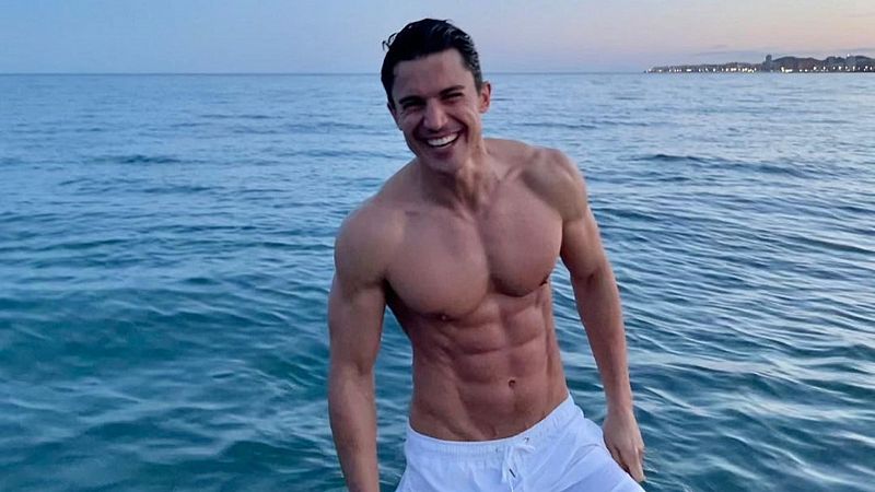 Álex González sin camiseta, y en el agua, calienta las redes y a Dani Martín: "Me gusta hasta a mí"