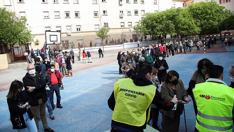 Largas colas, nuevos espacios de votacin y protesta de FEMEN: los madrileos votan sin incidentes el 4M