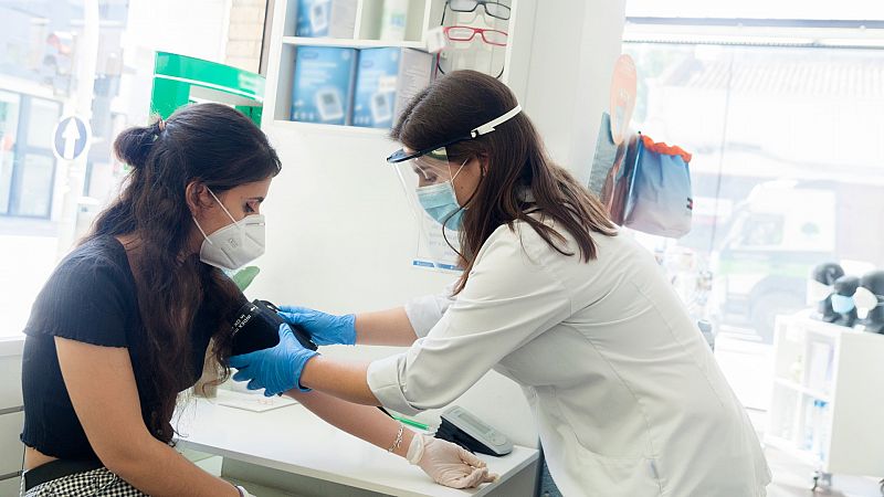 Una guía para tratar a pacientes de COVID persistente: "Un año después, aún no han podido recuperar su vida"