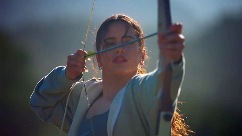 Rosalía cantará muy bien pero el tiro con arco... se le da de pena