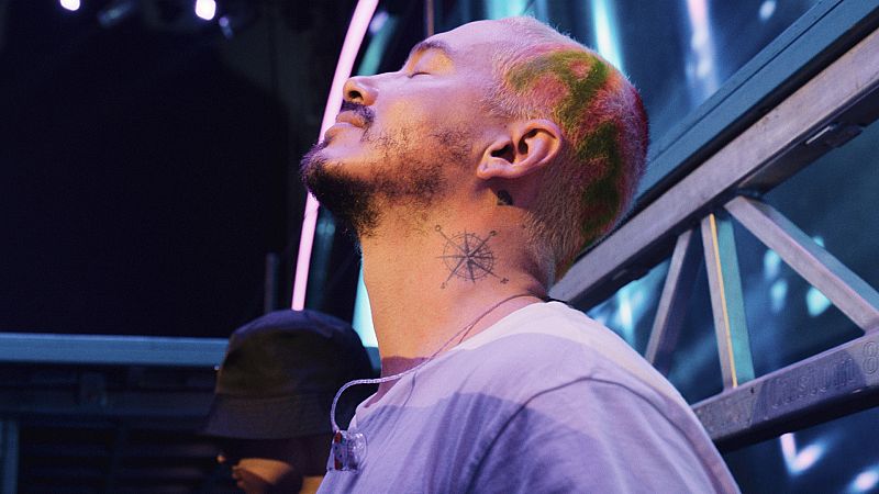 J Balvin relata sus orígenes en 'El niño de Medellín': "Hay que bajar al infierno para valorar el cielo"