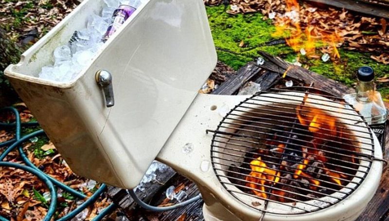 Hay gente utilizando el retrete para cocinar y queremos bajarnos de la vida
