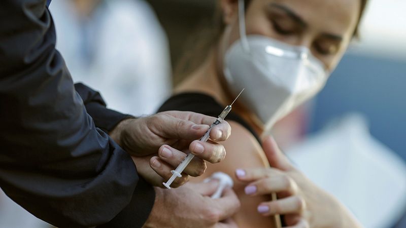 La primera dosis de la vacuna reduce a la mitad la transmisión del virus a familiares, según un estudio