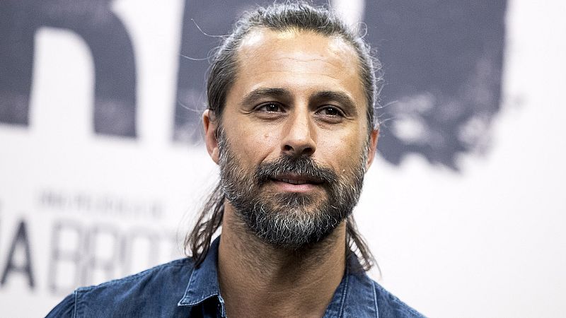 Hugo Silva cumple 44 'castañas' y le cuesta asimilarlo... pero Mario Casas le da ánimos